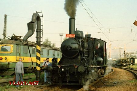 Vlevo kráčí Ing.Hála, lokomotiva 310.922 bere vodu před TBZ kou. 24.8.1996. © Pavel Stejskal
