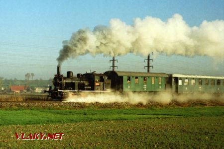 Lokomotiva 310.922 v plném tahu při jízdě z Chocně do Vysokého Mýta dne 26.10.1996 © Pavel Stejskal