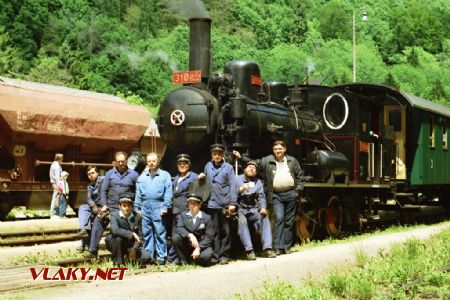 Strojní a vlaková četa před lokomotivou v Liticích dne 25.5.1997. © Pavel Stejskal