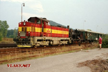 Ne vždy se dojelo v pořádku. Lokomotiva 730.019 zachraňuje parní vlak v Městečku Trnávka dne 18.9.1999. © Pavel Stejskal