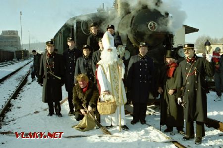 Mikuláš s čertem a vlakovým doprovodem Chornického železničního klubu pře 310.922. Velké Opatovice 8.12.2001, © Pavel Stejskal