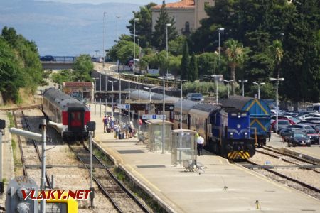 Split, vlevo vlak do Bratislavy, vpravo Regiojet do Prahy včele s ř. 2044, 10.7.2021 © Jiří Mazal