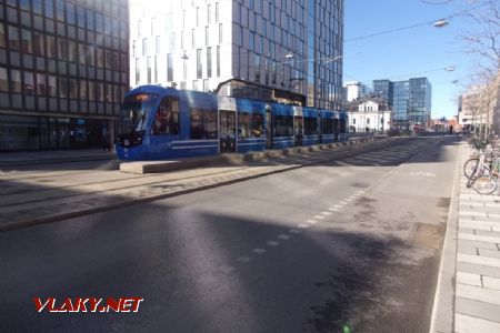 Stockholm: tramvaj typu CAF Urbos AXL z roku 2020 stojí na obratišti linky 7 u konečné zastávky T-Centralen, 14.04.2021 © Jan Přikryl
