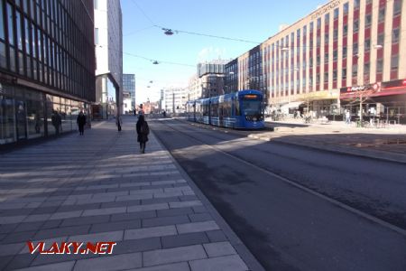 Stockholm: tramvaj typu CAF Urbos AXL z roku 2020 stojí na obratišti linky 7 u konečné zastávky T-Centralen, 14.04.2021 © Jan Přikryl