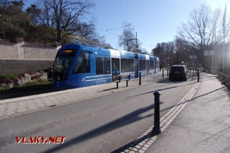 Stockholm: tramvaj typu CAF Urbos AXL z roku 2020 stojí na konečné linky 7 Waldemarsudde, 14.04.2021 © Jan Přikryl
