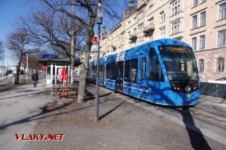 Stockholm: tramvaj typu CAF Urbos AXL z roku 2020 opouští zastávku Djurgårdsbron ve směru do centra, 14.04.2021 © Jan Přikryl
