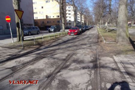 Stockholm: od roku 1967 nepoužívaná tramvajová trať v ulici Valhallavägen slouží jako parkoviště, 14.04.2021 © Jan Přikryl