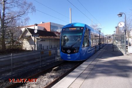 Stockholm: tramvaj typu CAF Urbos AXL z roku 2020 stojí na konečné Lidingöbany Gåshaga brygga před odjezdem na Ropsten, 14.04.2021 © Jan Přikryl