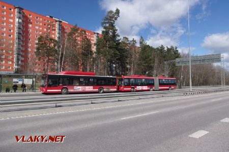 Stockholm: autobusy typu MAN A21 Lion's City a Scania OmniLink CK 270 se sjely na zastávce Flemingsbergs station, 14.04.2021 © Jan Přikryl