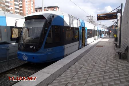 Stockholm: tramvaj typu Bombardier Flexity Swift z roku 2002 stojí na konečné Tvärbanan Sickla, 16.04.2021 © Jan Přikryl