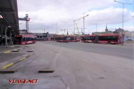 Stockholm: celkový pohled na dočasné autobusové nádraží Slussen, všechny autobusy na snímku jsou více než 10 let staré, 14.04.2021 © Jan Přikryl