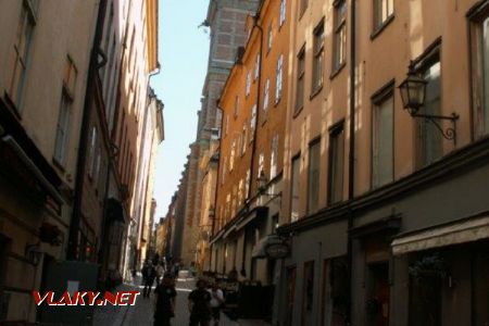 Stockholm: ulička Tyska brinken v centru města, v pozadí věž německého kostela sv. Gertrudy, 06.06.2016 © Jan Přikryl