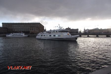 Stockholm: loď Vaxö dopravce Vaxholmsbolaget z roku 1993 připlouvá na lince 83 na konečnou Strömkajen, 14.04.2021 © Jan Přikryl