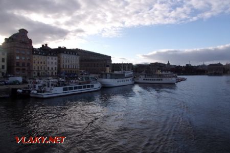 Stockholm: odstavené turistické lodi v přístavišti Skeppsbrokajen ve čtvrti Gamla Stan, 14.04.2021 © Jan Přikryl