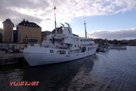 Stockholm: odstavené turistické lodi v přístavišti Skeppsbrokajen ve čtvrti Gamla Stan, 14.04.2021 © Jan Přikryl