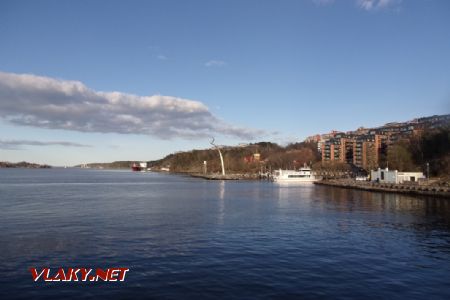 Stockholm: pohled na přístaviště Nacka strand a nad ním ležící stejnojmennou čtvrť, 14.04.2021 © Jan Přikryl