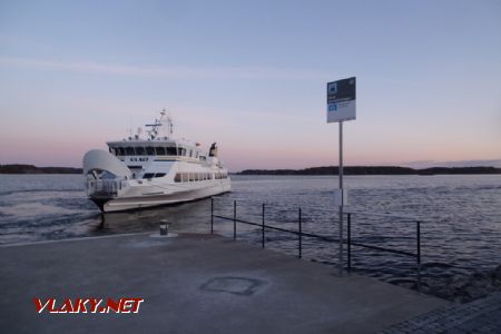 Loď Vaxö dopravce Vaxholmbolaget opouští přístaviště Grenadjärbryggan směrem do Vaxholmu, 14.04.2021 © Jan Přikryl