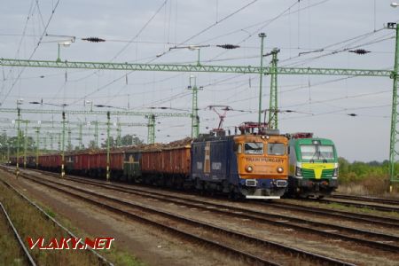Lőkösháza, k Vectronu ještě přibyla rumunská ř. 40 dopravce Train Hungary, 10.10.2021 © Jiří Mazal