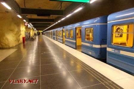 Stockholm: souprava metra stojí ve stanici modré linky Akalla, vůz 1399 je poslední vyrobený klasický vůz metra z roku 1989, 15.04.2021 © Jan Přikryl
