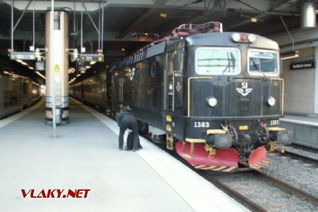 Lokomotiva řady Rc6 z roku 1985 přivezla noční rychlík z Malmö do stanice Stockholm Centralen, 06.06.2016 © Jan Přikryl