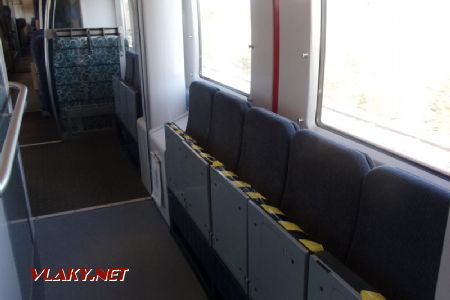 Sklápěcí sedadla ve víceúčelovém oddíle elektrické jednotky řady X62 systému Norrtåg se kvůli Covidu nemohly používat, 15.04.2021 © Jan Přikryl