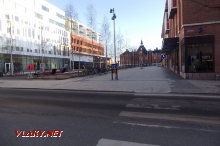 Umeå: pohled z promenády Rådhusesplanaden na budovu radnice, 15.04.2021 © Jan Přikryl