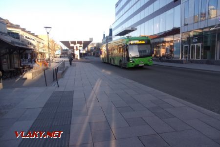 Umeå: z terminálu MHD vyjíždí elektrobus Citea SLFA-180 z roku 2019, 15.04.2021 © Jan Přikryl