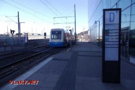 Göteborg: nízkopodlažní tramvaj typu Ansaldobreda Sirio z roku 2008 opuští zastávku Gamlestads torg směrem na Angered, 16.04.2021 © Jan Přikryl