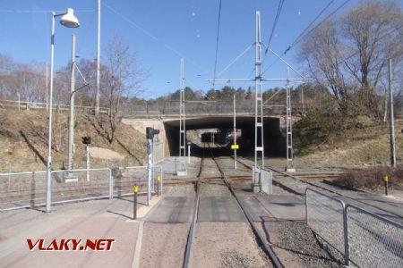 Göteborg: kolej tramvajové smyčky Nymånegatan kříží trať na Bergsjön, v pozadí jeden z mnoha tunelů této trati, 16.04.2021 © Jan Přikryl