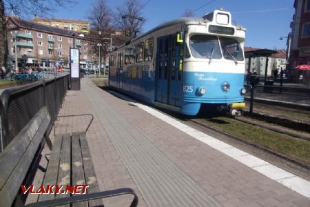 Göteborg: tramvaj typu M29 z roku 1971 stojí v zastávce Mariaplan na školní jízdě, 16.04.2021 © Jan Přikryl