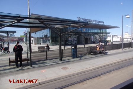 Göteborg: budova nového lodního terminálu Stenpiren z roku 2015 pohledem z tramvaje, 16.04.2021 © Jan Přikryl