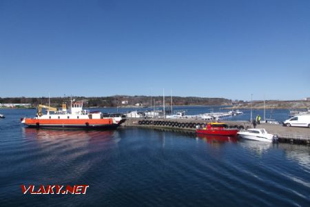 Göteborg: v přístavu Vrångö kotví nákladní a vyprošťovací loď, 16.04.2021 © Jan Přikryl