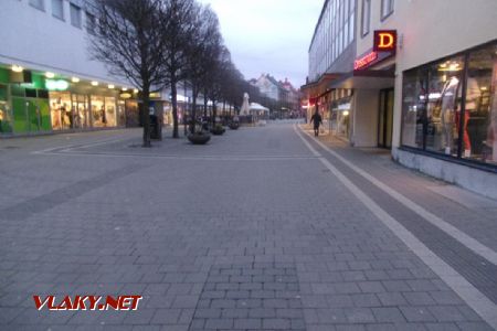 Pěší zóna v centru Trelleborgu na ulici Algatan, 16.04.2021 © Jan Přikryl