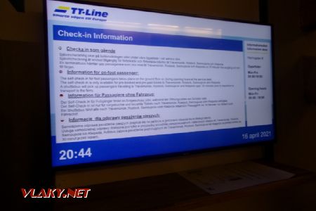Informace pro odbavení cestujících trajekty TT-Line v Trelleborgu se kromě jiného poskytují i v polštině, 16.04.2021 © Jan Přikryl