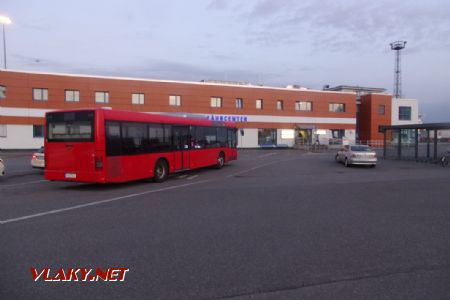 Rostock: přístavní autobus typu MAN A21 z roku 2002 čeká mezi výkony před budovou trajektového centra, 17.04.2021 © Jan Přikryl