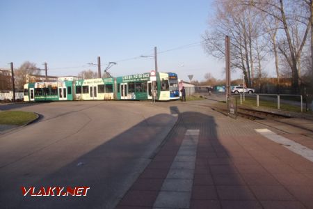 Rostock: tramvaj typu DWA 6NGTWDE z roku 1994 čeká na konečné Mecklenburger Allee, 17.04.2021 © Jan Přikryl