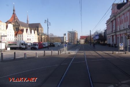 Rostock: pohled z jedoucí tramvaje na centrální náměstí Neuer Markt, 17.04.2021 © Jan Přikryl