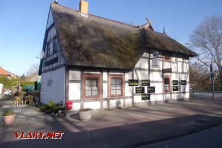 Rostock: rázovitá restaurace Schinkenkrug u autobusové zastávky Hinrichshagen, Gaststätte, 17.04.2021 © Jan Přikryl