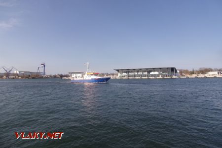 Rostock: policejní loď proplouvá ústím Warnowa do moře pohledem od přístaviště přívozu Hohe Düne, 17.04.2021 © Jan Přikryl