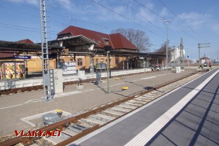 Rostock: celkový pohled na výpravní budovu a koleje 4-6 nádraží Warnemünde, 17.04.2021 © Jan Přikryl