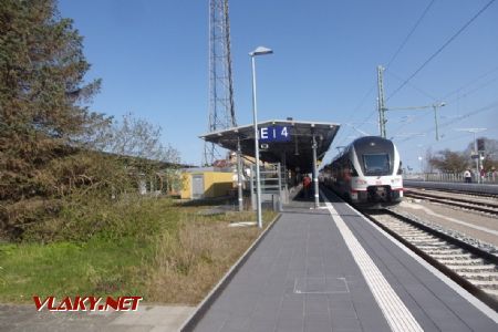 Na čtvrté koleji nádraží Warnemünde stojí elektrická jednotka Stadler Kiss jako vlak IC do Dráždan, 17.04.2021 © Jan Přikryl