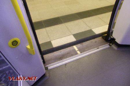 Berlin: rozdíl mezi malým a velkým profilem v metru znázorňuje plošina ve dveřích maloprofilové soupravy typu IK na velkoprofilové lince U5, 17.04.2021 © Jan Přikryl