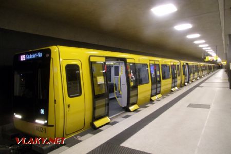 Berlin: souprava maloprofilového metra typu IK z roku 2017 stojí ve stanici Unter den Linden směrem na sídliště Hönow, 17.04.2021 © Jan Přikryl