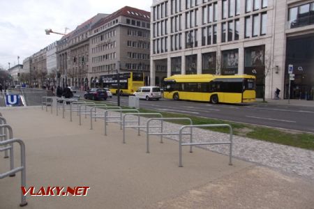 Berlin: současná autobusová klasika, patrový MAN a elektrický Solaris projíždí v blízkosti vstupu do stanice metra Unter den Linden, 17.04.2021 © Jan Přikryl