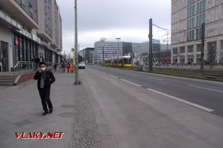 Berlin: okolí tramvajové zastávky S+U Alexanderplatz/Memhardstrasse s projíždějícím vlakem typu Bombardier Flexity Berlin, 17.04.2021 © Jan Přikryl