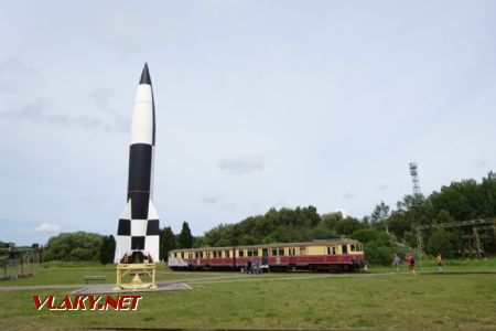 Historicko-technické muzeum Peenemünde, raketa V2 s původním vlakem místní dráhy ř. ET26, 6.8.2021 © Jiří Mazal