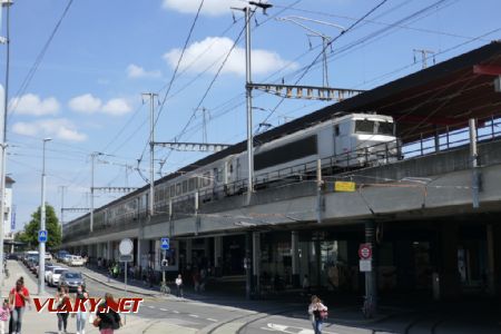 Genève: řada 22200 SNCF se soupravou vozů Corail na TER do Lyonu, 17. 7. 2021 © Libor Peltan