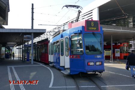 Worb Dorf: obousměrná Tram2000 na smyčce; lokálka v pozadí, 18. 7. 2021 © Libor Peltan