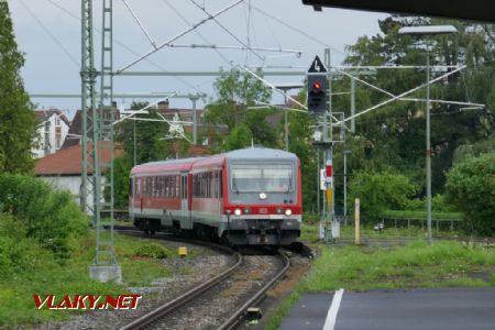 Friedrichshafen Hafen: řada 628.4 přijíždí z pár set metrů vzdáleného Frh. Stadt, 25. 7. 2021 © Libor Peltan