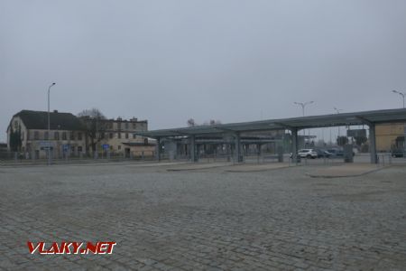 Chojnice: autobusový terminálek na pozadí staniční budovy, 13. 11. 2021 © Libor Peltan